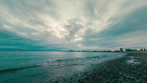 Tiefblaue-Wolken-über-Der-Küste-Des-Ontariosees-Bei-Sonnenuntergang-Mit-Blick-Auf-Die-Skyline-Der-Stadt-Von-Der-Insel-Toronto