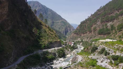 Toma-De-Drones-De-Una-Pequeña-Carretera-Y-Río-En-Himachal-Pradesh-Cerca-De-Manali,-Kasol-1