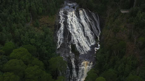 Drohnenaufnahmen,-Die-Wasserfälle-Im-üppigen-Grünen-Wald-Von-Tasmanien-In-Australien-Aufnehmen