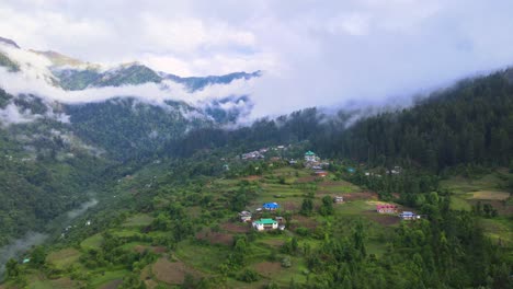 Drone-Shot-of-a-cloudy-Sainj-Valley-in-Himachal-Pradesh-near-Manali,-Kasol-7