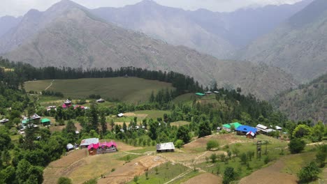 Drohnenaufnahme-Eines-Kleinen-Dorfes-Im-Sainj-Tal-In-Himachal-Pradesh-In-Der-Nähe-Von-Manali,-Kasol-7