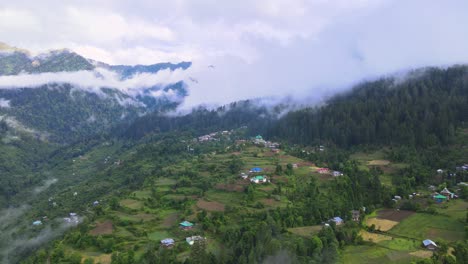 Drone-Shot-of-a-cloudy-Sainj-Valley-in-Himachal-Pradesh-near-Manali,-Kasol-6