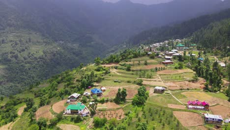 Drone-Shot-of-a-small-village-in-Sainj-Valley-in-Himachal-Pradesh-near-Manali,-Kasol-6
