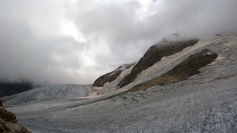 Un-Video-De-Lapso-De-Tiempo-Del-Clima-Cambiante-Sobre-El-Glaciar-Steiningletscher-En-La-Región-De-Sustenpass-De-Los-Alpes-Suizos-A-2