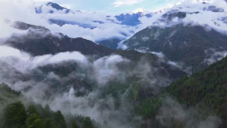 Drone-Shot-of-a-cloudy-Sainj-Valley-in-Himachal-Pradesh-near-Manali,-Kasol-4