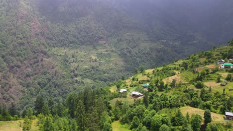 Drone-Shot-of-a-small-village-in-Sainj-Valley-in-Himachal-Pradesh-near-Manali,-Kasol-5