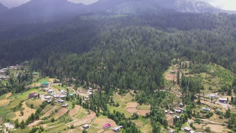 Drone-Shot-of-a-small-village-in-Sainj-Valley-in-Himachal-Pradesh-near-Manali,-Kasol-10