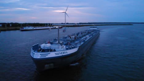 Distintivo-Crucero-Minerva-Anclado-En-El-Puerto-De-Willemstad-En-El-Mar-Caribe,-Curaçao