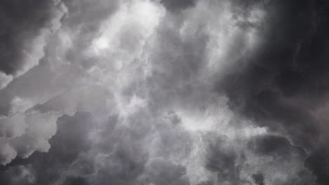 Nubes-Oscuras-Grises-Y-Tormentas-Eléctricas
