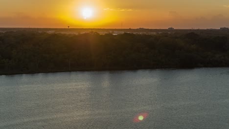 Sun-setting-in-Clear-Lake-city,-Texas-3