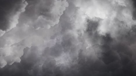 Blitze-In-Dunklen-Wolken-Und-Ein-Gewitter