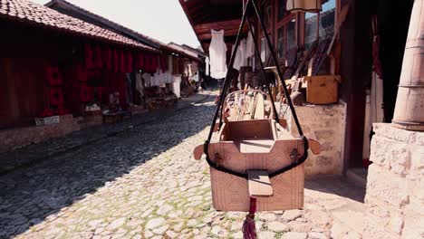 Antigua-Cuna-De-Madera-Balanceándose-De-Cuerdas-En-El-Antiguo-Mercado