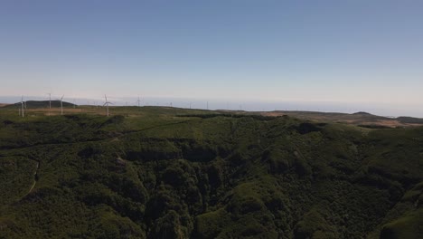 Luftaufnahme-Eines-Windparks-In-Den-Bergen-Der-Insel-Madeira-3