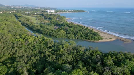 Desembocadura-Del-Río-Muñoz-Con-Agua-Que-Fluye-Hacia-El-Océano-Atlántico-En-Puerto-Plata,-República-Dominicana