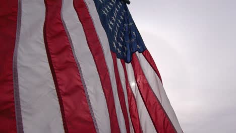 4k-Amerikanische-Flagge,-Die-Langsam-Im-Wind-Weht,-Sanfte-Brise,-Rot,-Weiß-Und-Blau,-Patriotische-Sterne-Und-Streifen-Mit-Hintergrundbeleuchtung,-B-Roll-Tag