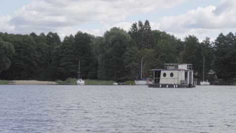 Pan-of-a-shore-line-lake-and-house-boat-floating-709