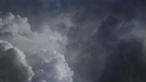 Vista-De-Tormenta-Dentro-De-Nubes-Cumulonimbus-Oscuras