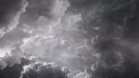 Vista-De-Nubes-Oscuras-Grises-Y-Tormentas-Eléctricas