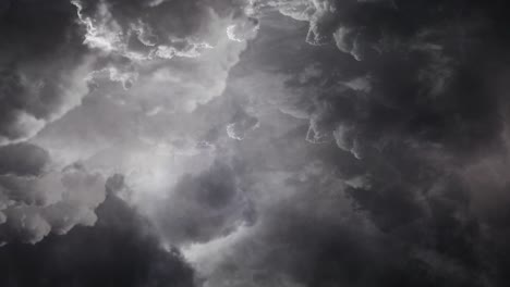 Blick-Auf-Dunkle-Wolken-Und-Ein-Gewitter-Vor-Dem-Regen-4k