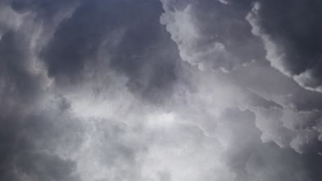 Blick-Auf-Ein-Großes-Dunkles-Gewitter-Ereignet-Sich-In-Den-Dicken-Wolken