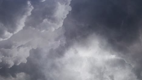 Vista-De-Nubes-Grises-Con-Tormentas-Eléctricas-En-El-Cielo