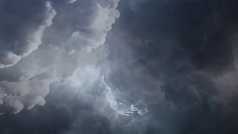 Gewitter-Und-Blitzschlag-In-Den-Dunklen-Wolken