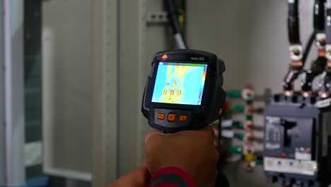 Asian-Technician-Use-Thermo-Device-To-Check-Temperature-of-Electricity-Wire-3