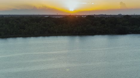 Sun-setting-in-Clear-Lake-city,-Texas-2