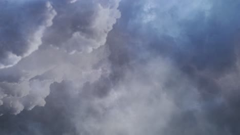 4K-Sicht-Auf-Dunkle,-Dicke-Wolken,-Die-Sich-Am-Himmel-Bewegen