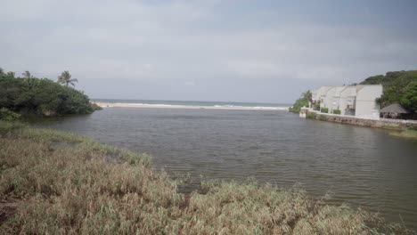 Laguna-Que-Desemboca-En-El-Océano