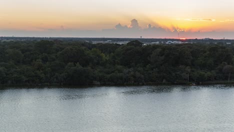 Sun-setting-in-Clear-Lake-city,-Texas
