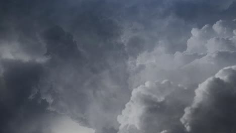 Blitze-Zucken-In-Dunklen-Und-Sich-Bewegenden-Cumulonimbus-Wolken