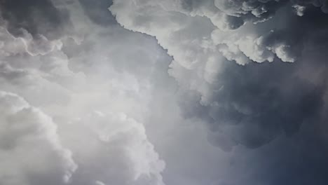 Blick-Auf-Sich-Bewegende-Cumulonimbus-Wolken