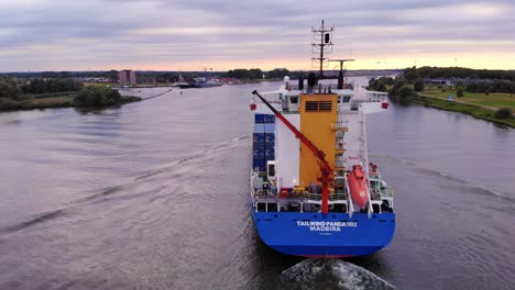 Rückenwind-Panda-Schiff,-Das-Den-Fluss-Oude-Maas-In-Grüner-Landschaft-Seitlich-überquert,-Niederlande