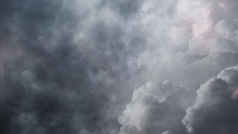 Nubes-Cumulonimbus-Y-Tormentas-Eléctricas-En-El-Cielo-Oscuro