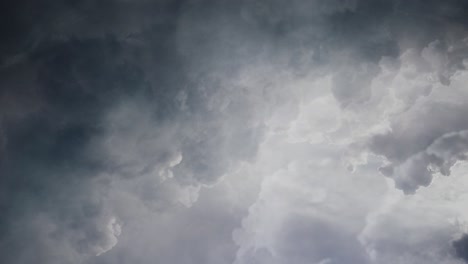 Pov-Blitze-Zucken-Zwischen-Dicken-Dunklen-Wolken