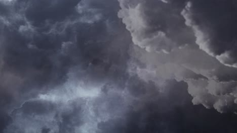 Vista-De-Nubes-Cumulonimbus-Oscuras-Y-Tormentas-Eléctricas