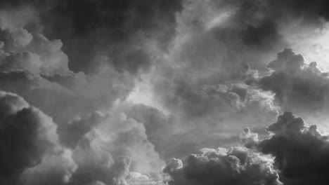 Graue-Dunkle-Wolken,-Die-Sich-Mit-Gewitter-Am-Himmel-Bewegen