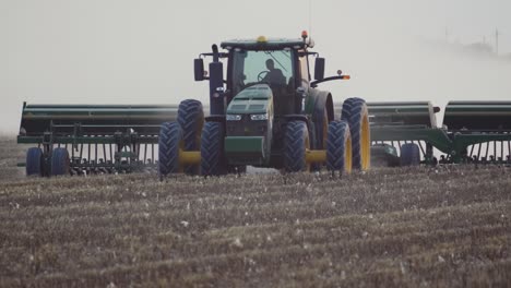 Moderner-Traktor-Im-Landwirtschaftlichen-Bereich
