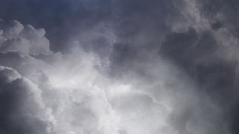 4K-Ansicht-Des-Fliegens-Durch-Graue-Cumulonimbus-Wolken