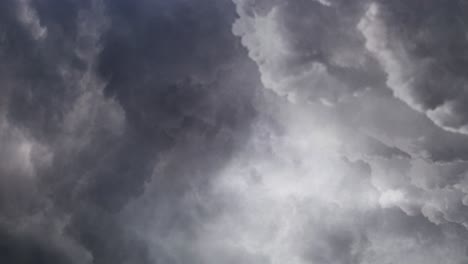 Vista-De-4k-De-Volar-A-Través-De-Nubes-Grises-Con-Tormenta