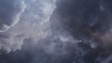 4k-Blitzsturm-In-Dunklen-Wolken-Am-Himmel