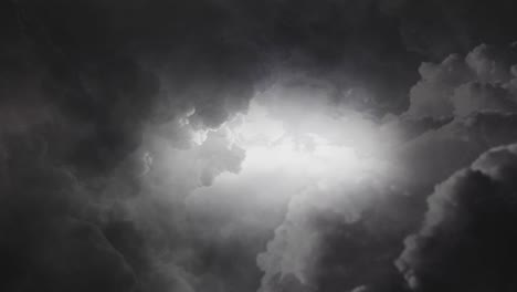 Blick-Auf-Blitze-In-Dunklen-Wolken-Auf-Die-Helle-Seite-Der-Wolken