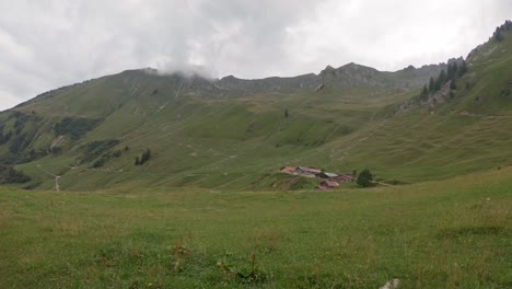 Pueblo-Alpino-Tranquilo-En-La-Ruta-Del-Tren-De-Cremallera-Vintage-Brienz-Rothorn,-Suiza