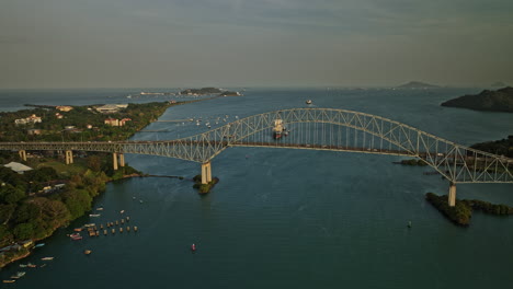 Panama-City-Aerial-V48-Cinematic-Flyover-Cantilever-Bridge-Of-Americas,-Die-Landmassen-Im-Norden-Und-Süden-Des-Panamakanals-Bei-Sonnenuntergang-Goldene-Stunden-Verbindet-–-Aufgenommen-Mit-Mavic-3-Cine-–-März-2022