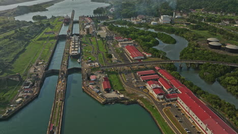 Panama-City-Aerial-V42-Industrial-Establishing-Shot-Aus-Der-Vogelperspektive,-Das-Kommerzielle-Frachtschiffe-An-Miraflores-Schleusen-Erfasst,-Die-Durch-Den-Wasserkanal-Fahren-–-Aufgenommen-Mit-Mavic-3-Cine-–-März-2022