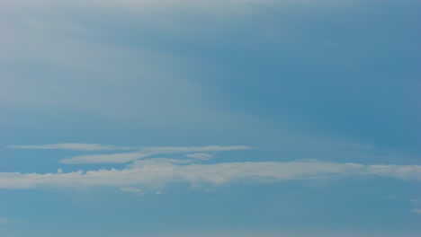 Oro-De-Nubes-Blancas-En-El-Cielo-Azul-Con-Rayos-De-Sol,-Vista-Aérea,-Nubes-De-Disparos-De-Drones,-Clima-De-Movimiento-De-Cielo-Azul-Natural-Y-Clima-De-Escote-Blanco