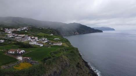 Luftaufnahme-Von-Ponta-Garça,-Einer-Gemeinde-In-Der-Gemeinde-Vila-Franca-Do-Campo-Im-Portugiesischen-Archipel-Der-Azoren-1