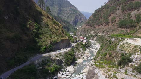 Toma-De-Drones-De-Una-Pequeña-Carretera-Y-Río-En-Himachal-Pradesh-Cerca-De-Manali,-Kasol-5