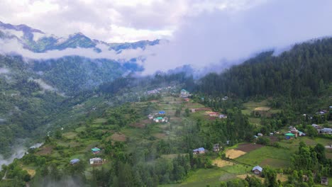 Drone-Shot-of-a-cloudy-Sainj-Valley-in-Himachal-Pradesh-near-Manali,-Kasol-16